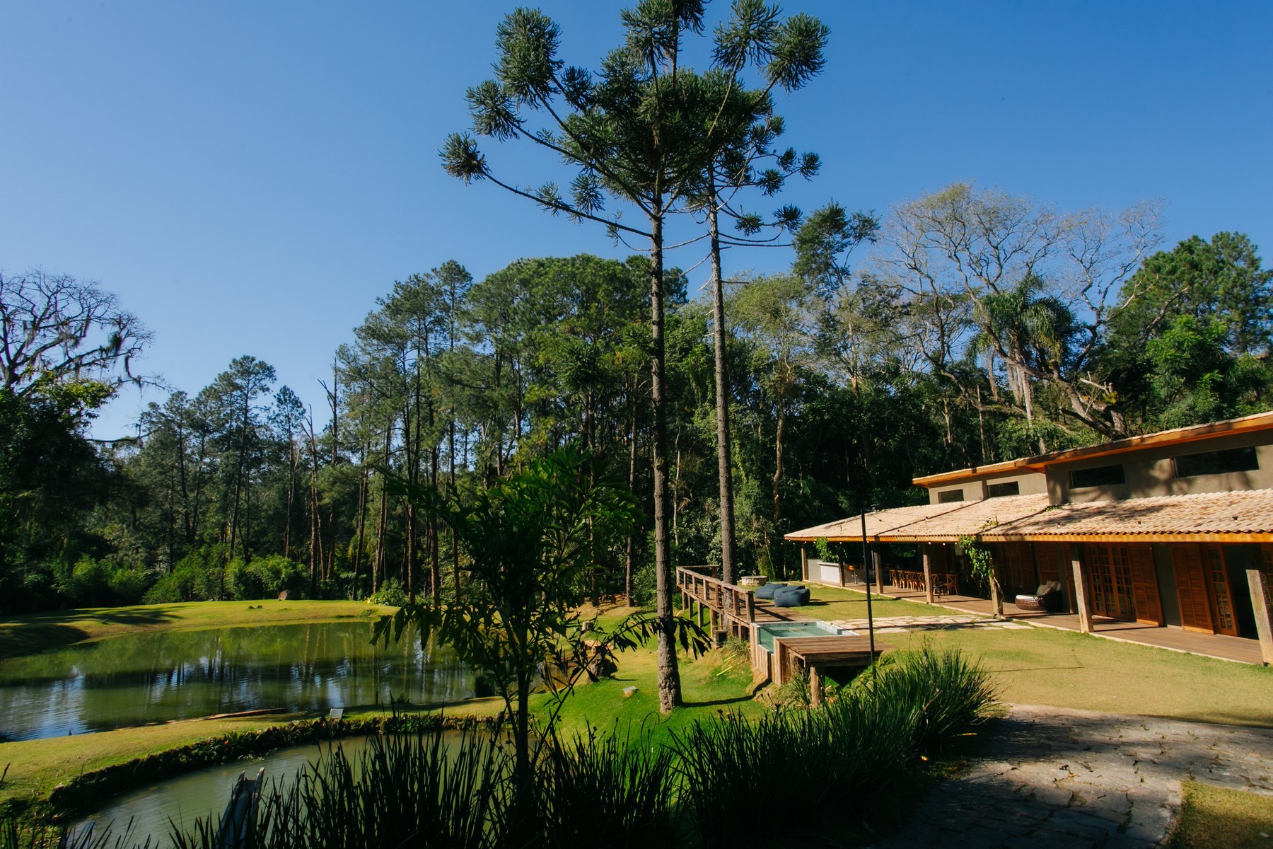 Vista do lago e da varanda da Casa Lago na Fazenda Fagundes
