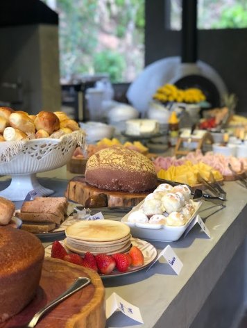 Mesa do café da manhã colonial servido na Varanda da Casa Lago