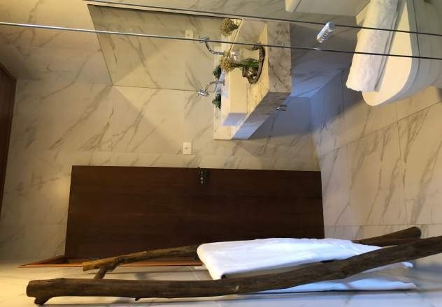 Banheiro em mármore de uma das suítes da Casa Lago
