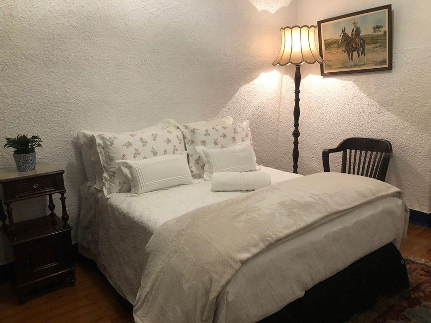 Quarto da Casa Sede da Fazenda Fagundes, com cama de casal e mobiliário colonial