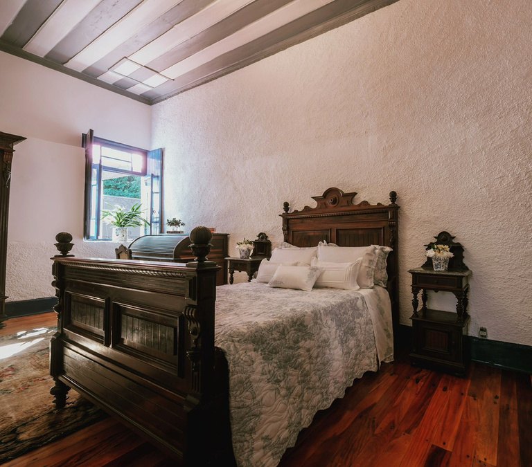 Quarto da Casa Sede com cama de madeira antiga