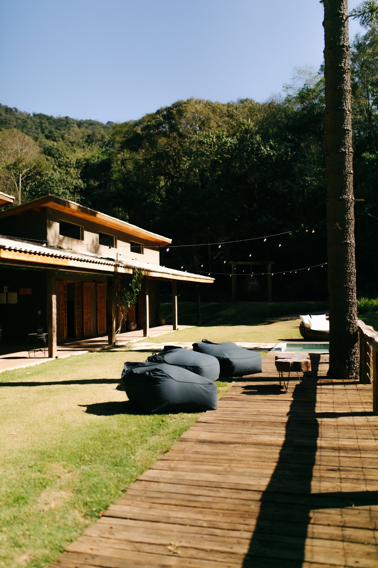 Deck de madeira com lounges à beira do lago