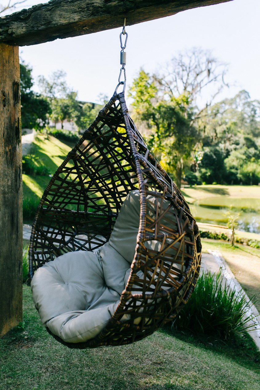 Poltrona suspensa no jardim da fazenda