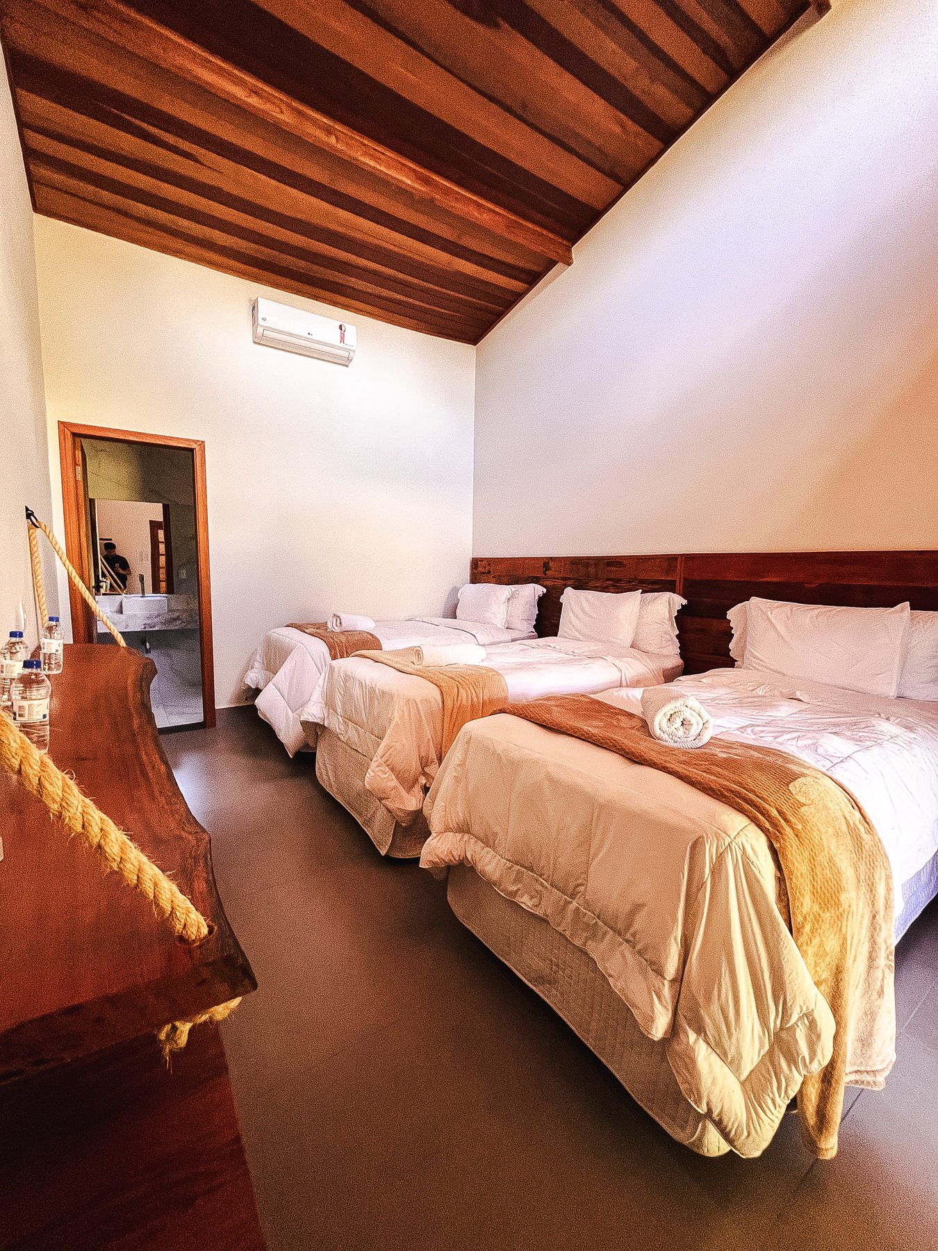 Quarto quádruplo com forro de madeira e ar-condicionado