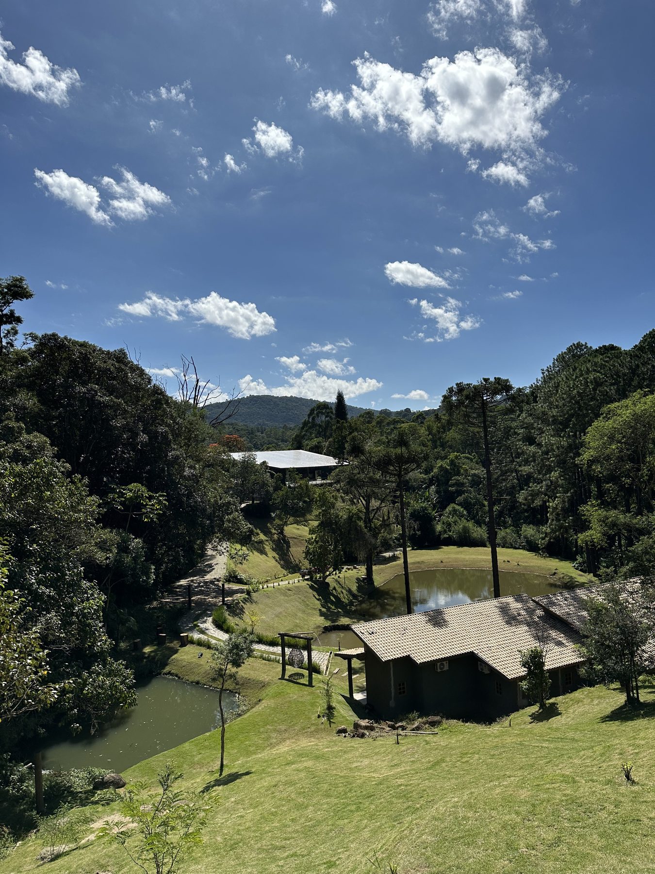 Vista geral da fazenda com o lago, os jardins e a varanda de festas ao fundo